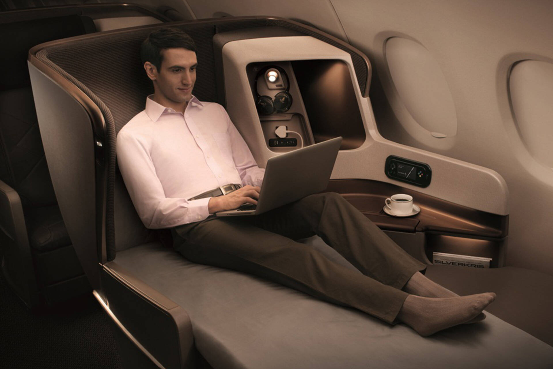 Сингапур эйрлайнс бизнес класс. Бизнес авиакомпания. Бизнес класс эмирейтс а380. Бизнес авиакомпания. Боинг 777 emirates салон.