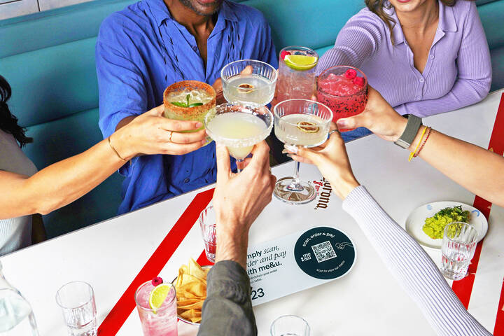 Animation of a doordash bag